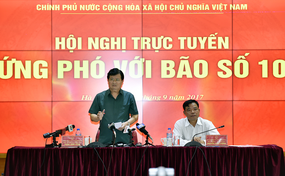  Phó Thủ tướng hạ l&ecirc;̣nh c&acirc;́m bi&ecirc;̉n, sơ tán tri&ecirc;̣t đ&ecirc;̉ người d&acirc;n khỏi vùng nguy hi&ecirc;̉m của cơn b&atilde;o số 10. Ảnh: Nh&acirc;̣t Bắc (VGP)