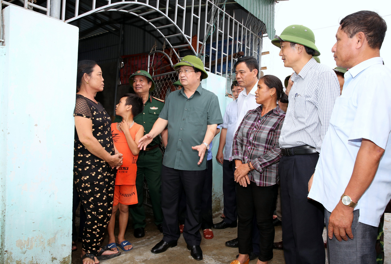  Ph&oacute; Thủ tướng Trịnh Đ&igrave;nh Dũng đề nghị b&agrave; con chủ động chuẩn bị lương thực, thuốc men đề ph&ograve;ng c&aacute;c t&igrave;nh huống khẩn cấp khi b&atilde;o số 10 đổ bộ. Ảnh: VGP/Xu&acirc;n Tuyến