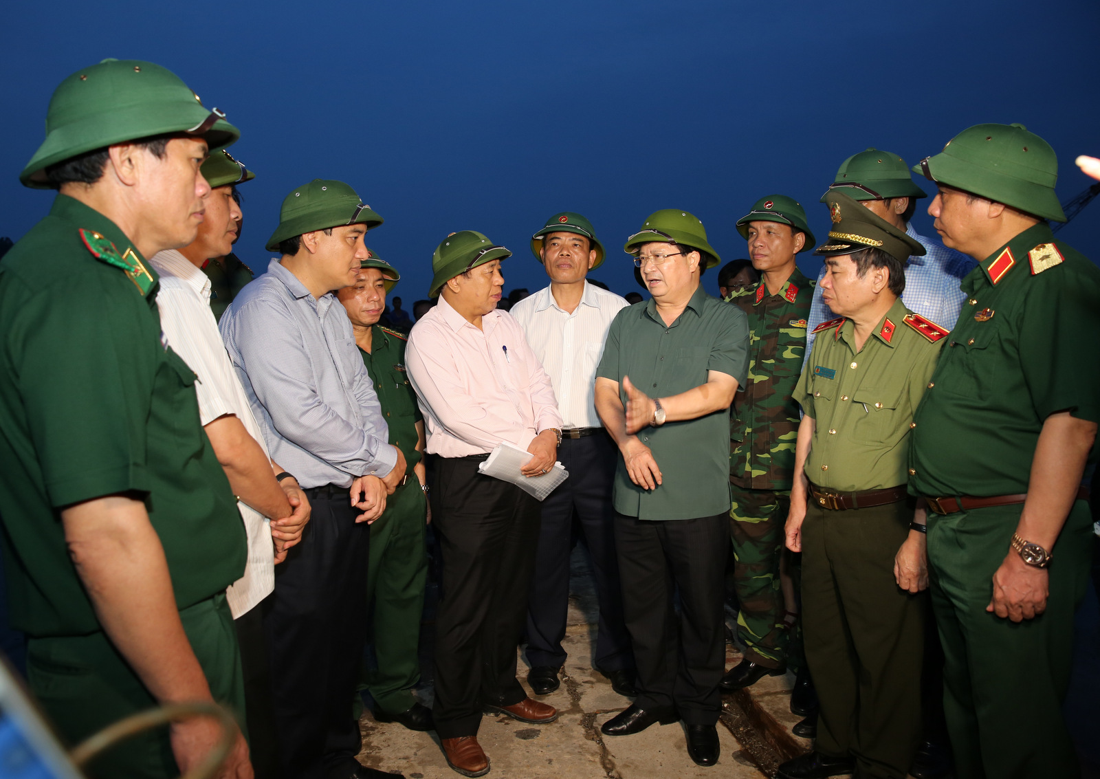  Phó Thủ tướng y&ecirc;u c&acirc;̀u Ngh&ecirc;̣ An huy đ&ocirc;̣ng mọi lực lượng giúp d&acirc;n thu hoạch lúa, hoa màu. Ảnh VGP/Xu&acirc;n Tuy&ecirc;́n
