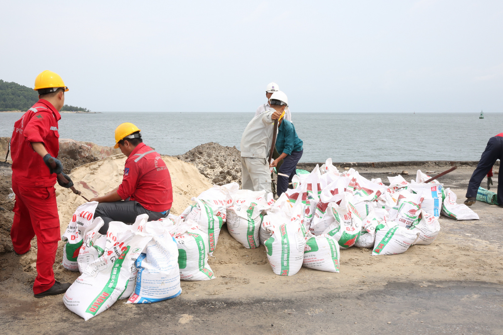  C&ocirc;ng nh&acirc;n cảng H&ograve;n La chuẩn bị chống b&atilde;o số 10. Ảnh: VGP/Xu&acirc;n Tuyến