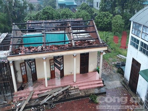  Một ng&ocirc;i nh&agrave; tại thị x&atilde; Kỳ Anh bị b&atilde;o quật tốc m&aacute;i ho&agrave;n to&agrave;n. Ảnh: C&ocirc;ng an TP. Hồ Ch&iacute; Minh