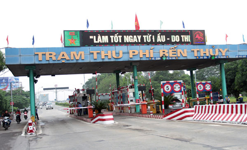  Xả trạm thu ph&iacute; khi c&oacute; b&atilde;o số 10 để đảm bảo an to&agrave;n cho người v&agrave; phương tiện l&agrave; y&ecirc;u cầu cấp thiết. Ảnh: D&acirc;n tr&iacute;