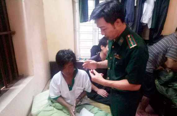 Thuyền vi&ecirc;n được cứu sống đang điều trị tại Đồn bi&ecirc;n ph&ograve;ng Đa Lộc. Ảnh: VietNamNet 