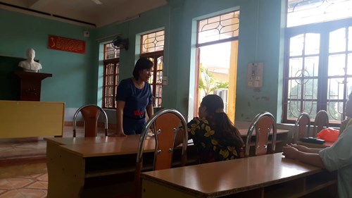  B&agrave; L&ecirc; Thị Thu Thủy - Hiệu trưởng Trường tiểu học Đặng Cương trong buổi l&agrave;m việc với phụ huynh. (Ảnh phụ huynh học sinh cung cấp cho b&aacute;o Gi&aacute;o dục VN)