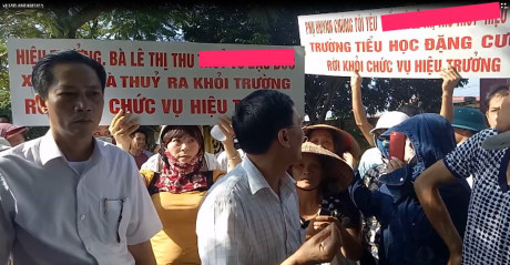  Phụ huynh một trường tiểu học y&ecirc;u cầu Hiệu trưởng từ chức v&igrave; lạm thu. Ảnh: Người đưa tin