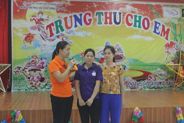 C&ocirc; Nguyễn Thị C&uacute;c chia sẻ với c&aacute;c ''mẹ'' chăm s&oacute;c c&aacute;c b&eacute; khuyết tật. Ảnh: &Aacute;nh Ng&acirc;n 