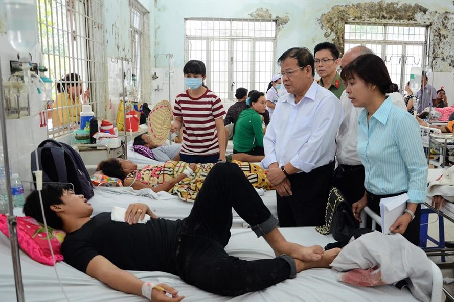  L&atilde;nh đạo tỉnh T&acirc;y Ninh thăm nạn nh&acirc;n đang cấp cứu tại Bệnh viện đa khoa T&acirc;y Ninh. Ảnh: Xu&acirc;n L&acirc;m (B&aacute;o Lao Động)