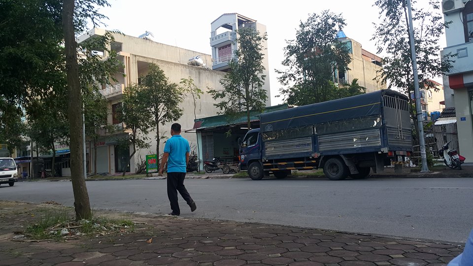  T&agrave;i xế bị đ&aacute;nh v&agrave; chiếc xe tải qua trạm trong vụ việc. Ảnh: VietNamNet