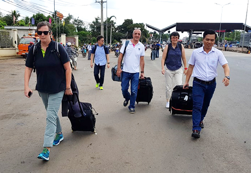  Nh&oacute;m du kh&aacute;ch nước ngo&agrave;i xuống &ocirc;t&ocirc; k&eacute;o valy qua trạm thu ph&iacute; để l&ecirc;n xe kh&aacute;c tiếp tục h&agrave;nh tr&igrave;nh. Ảnh: Phước Tuấn (VnExpress)