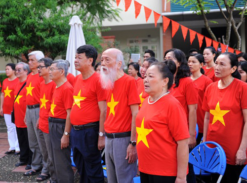  Vợ chồng thầy Cương trong lễ khai giảng năm học 2014-2015. Ảnh: Phunutoday