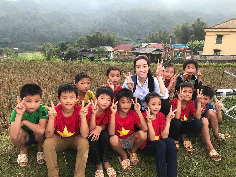 ''H&ocirc;m qua b&atilde;o lớn n&ecirc;n tr&ecirc;n n&agrave;y mất lu&ocirc;n s&oacute;ng. Bản Linh ở tận đỉnh n&uacute;i cao n&ecirc;n chỉ bị mưa to chứ ko gặp b&atilde;o. Nghe tin ở dưới đang sạt lở hết đường v&agrave; cầu bị sập, tr&ocirc;i hết n&ecirc;n giờ kh&ocirc;ng biết về bằng c&aacute;ch n&agrave;o nữa... Mong trời sẽ bớt mưa v&agrave; b&atilde;o sẽ ngừng, sẽ kh&ocirc;ng xảy ra th&ecirc;m bất cứ thiệt hại về người v&agrave; của n&agrave;o nữa'', Mỹ Linh b&agrave;y tỏ tr&ecirc;n trang c&aacute; nh&acirc;n.