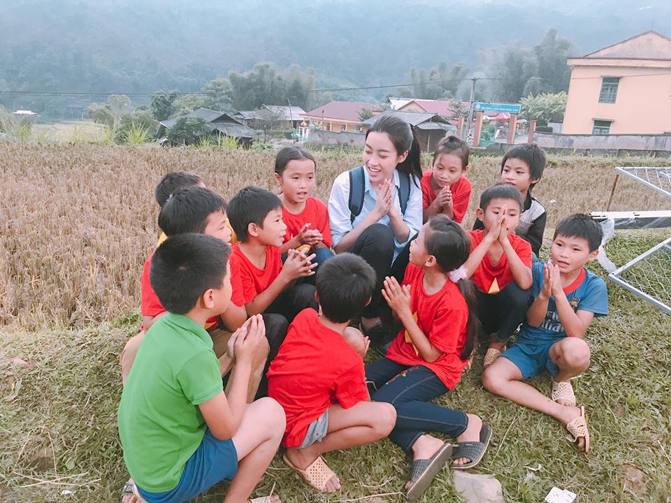  Hoa hậu Việt Nam 2016 cho biết, sau hơn 1 năm đăng quang, trở lại v&ugrave;ng đất xưa, nơi c&ocirc; từng thực hiện dự &aacute;n nh&acirc;n &aacute;i khi c&ograve;n l&agrave; một th&iacute; sinh Hoa hậu Việt Nam 2016 để thực hiện lời hứa của m&igrave;nh, cảm gi&aacute;c rất kh&oacute; tả.