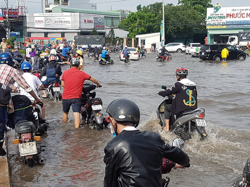 Ngập nước n&ecirc;n nhiều xe bị chết m&aacute;y người d&acirc;n phải dắt bộ. Ảnh: CSGT (B&aacute;o Thanh ni&ecirc;n)   