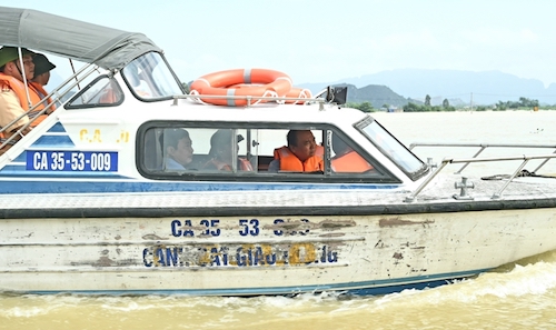  Thủ tướng đi ca n&ocirc; tr&ecirc;n s&ocirc;ng Ho&agrave;ng Long, Ninh B&igrave;nh để thị s&aacute;t tinh h&igrave;nh lũ lụt. Ảnh: VGP