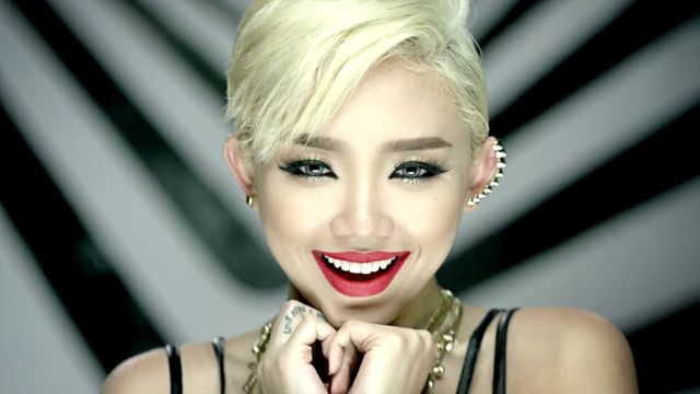  Những c&ocirc; n&agrave;ng c&oacute; l&agrave;n da trắng sẽ v&ocirc; c&ugrave;ng nổi bật với m&agrave;u t&oacute;c bạch kim. Ảnh: FBNV T&oacute;c Ti&ecirc;n