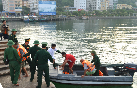  C&aacute;n bộ, chiến sĩ Đồn BP C&aacute;t B&agrave; đưa thuyền vi&ecirc;n t&agrave;u bị nạn l&ecirc;n bờ. Ảnh: Quang Vinh (B&aacute;o Bi&ecirc;n ph&ograve;ng)