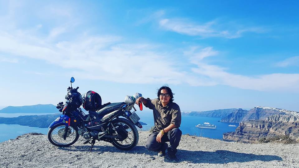  Đăng Khoa v&agrave; ''người bạn'' đồng h&agrave;nh ở đảo Santorini, Hy Lạp