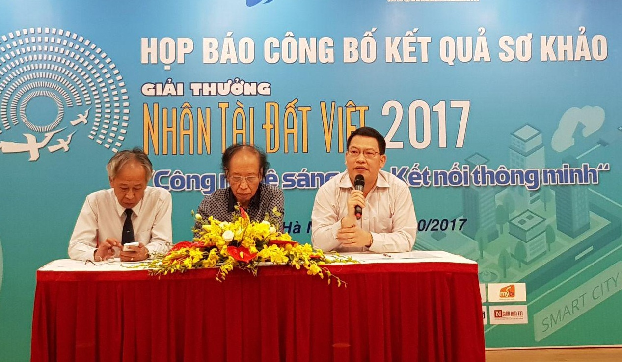  Đại diện Ban Tổ chức v&agrave; Ban Gi&aacute;m khảo tại buổi hợp b&aacute;o c&ocirc;ng bố c&aacute;c sản phẩm Chung khảo lĩnh vực C&ocirc;ng nghệ th&ocirc;ng tin