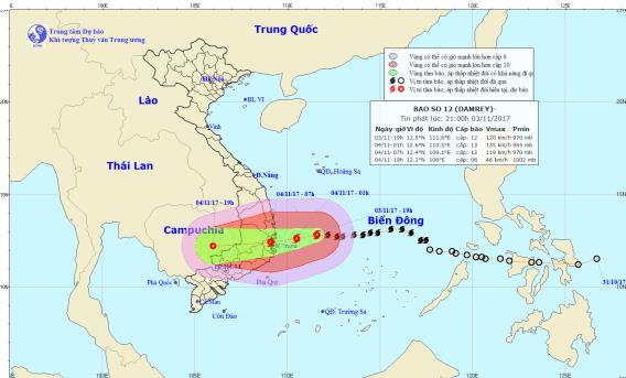  Cơn b&atilde;o số 12 sẽ đổ bộ v&agrave;o nước ta v&agrave;o s&aacute;ng sớm ng&agrave;y mai 4/11. Ảnh: TTDBKTTVTW