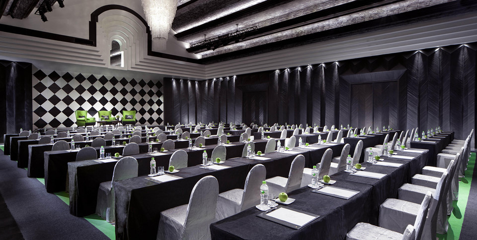Ph&ograve;ng họp Great Hall (thời gian n&agrave;y được gọi l&agrave; H&agrave; Nội) c&oacute; sức chứa 500 kh&aacute;ch. Hai t&ocirc;ng m&agrave;u ch&iacute;nh l&agrave; đen v&agrave; trắng thể hiện sự tối giản tinh tế v&agrave; sang trọng. Ảnh: Tri thức trực tuyến 