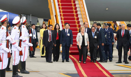  Tổng thống Michelle Bachelet Jeria tới s&acirc;n bay quốc tế Nội B&agrave;i. Ảnh: Người Lao Động