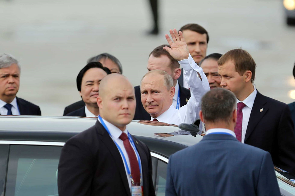 Sau khi bắt tay c&aacute;c quan chức Việt Nam ra đ&oacute;n đo&agrave;n, Tổng thống V. Putin bước l&ecirc;n chiếc si&ecirc;u xe Mercedes S-600 lu&ocirc;n được &ocirc;ng Putin sử dụng trong c&aacute;c chuyến c&ocirc;ng du nước ngo&agrave;i, kh&ocirc;ng qu&ecirc;n vẫy tay ch&agrave;o những người c&oacute; mặt tr&ecirc;n s&acirc;n bay. Ảnh: Thanh ni&ecirc;n   