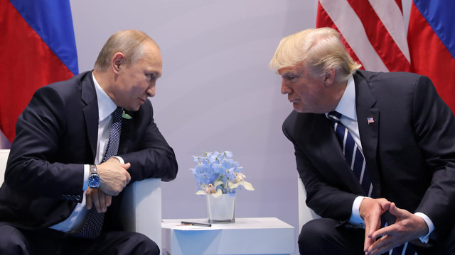  Tổng thống Hoa Kỳ Donald Trump v&agrave; Tổng thống Nga Vladimir Putin gặp nhau b&ecirc;n lề hội nghị G20 tại Đức hồi th&aacute;ng 7. Ảnh: Reuters