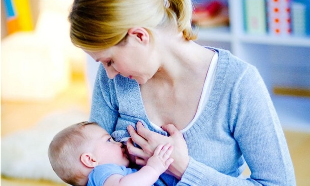  B&uacute; sữa gi&uacute;p trẻ nhanh hạ sốt. Ảnh minh họa