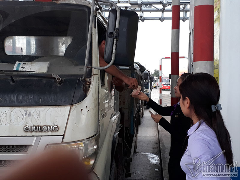  T&igrave;a xế d&ugrave;ng tiền lẻ mua v&eacute; qua trạm thu ph&iacute; Nam B&igrave;nh Định. Ảnh: Vietnamnet