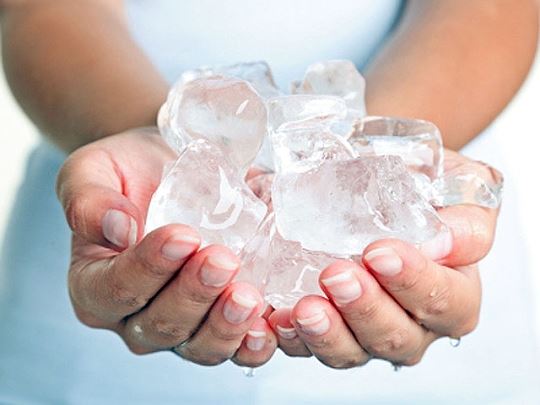  Kh&ocirc;ng n&ecirc;n d&ugrave;ng đ&aacute; lạnh để hạ sốt cho trẻ. Ảnh minh họa