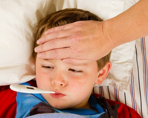 Cha mẹ cần đo nhiệt độ cho con bằng nhiệt kế. Ảnh minh họa 