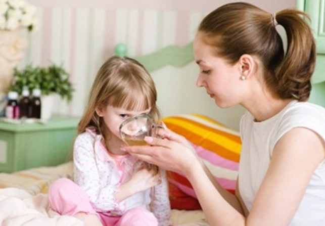 Khi trẻ bị sốt cần cho uống nhiều nước. Ảnh minh họa