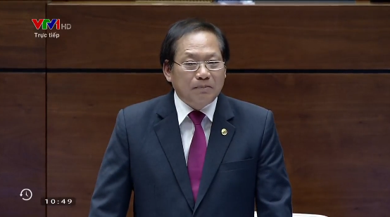  Bộ trưởng Trương Minh Tuấn trả lời chất vấn trước Quốc hội. Ảnh chụp m&agrave;n h&igrave;nh
