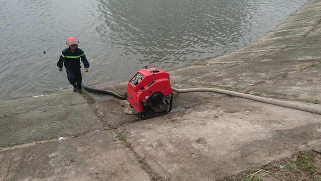  Lực lượng Ph&ograve;ng ch&aacute;y Chữa ch&aacute;y h&uacute;t nước từ hồ Linh Đ&agrave;m để dập lửa. Ảnh: D&acirc;n tr&iacute;  
