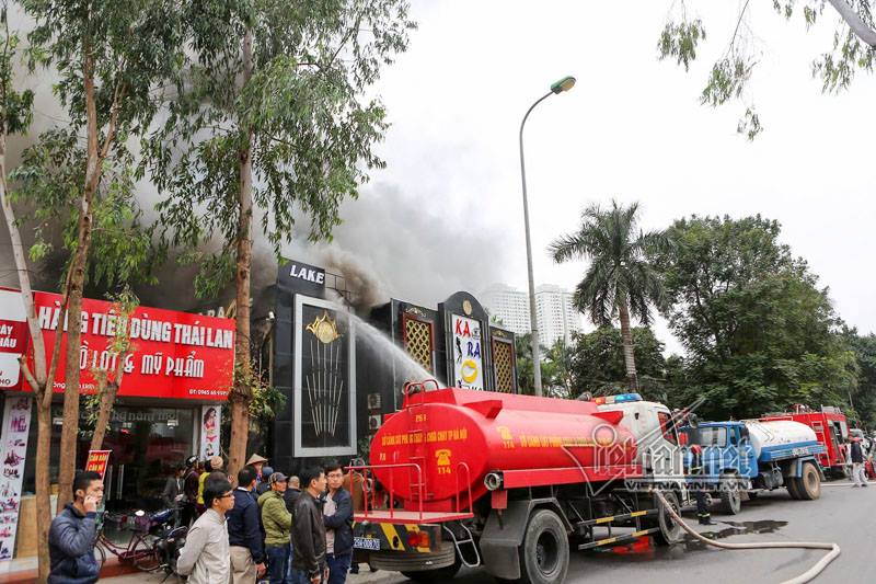 Đến khoảng 10h kh&oacute;i lửa đ&atilde; giảm.Ảnh: VietNamNet 