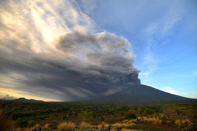  N&uacute;i lửa Agung phun tr&agrave;o ng&agrave;y 26/11. Ảnh: AFP