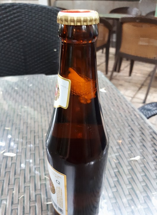  Chai bia c&oacute; dị vật d&aacute;n nh&atilde;n hiệu S&agrave;i G&ograve;n Đỏ của Tổng c&ocirc;ng ty CP Bia - Rượu - Nước giải kh&aacute;t S&agrave;i G&ograve;n