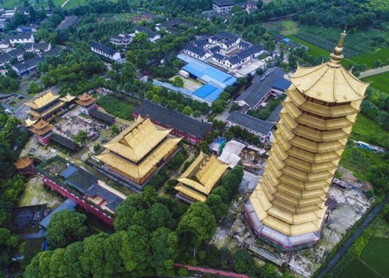 To&agrave;n cảnh ng&ocirc;i th&aacute;p trước khi gặp hỏa hoạn