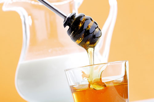 Dùng mặt nạ sữa tươi và m&acirc;̣t ong đ&ecirc;̉ dưỡng trắng da cho nam giới