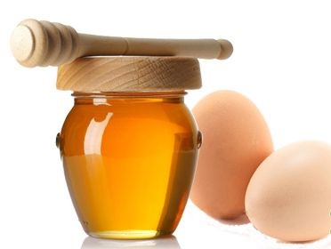 Dưỡng trắng da toàn th&acirc;n tại nhà với trứng gà, m&acirc;̣t ong, trà xanh
