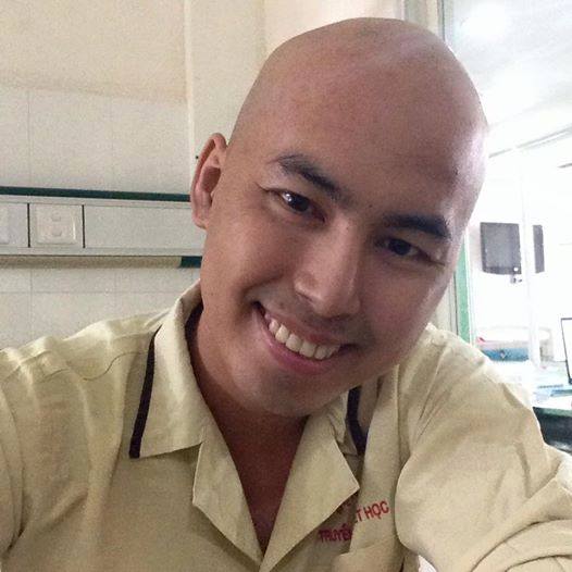 Những lần h&oacute;a trị đầu ti&ecirc;n, Duy Nh&acirc;n lạc quan chia sẻ h&igrave;nh ảnh c&ugrave;ng mọi người tr&ecirc;n trang c&aacute; nh&acirc;n. 