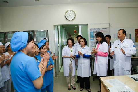 C&aacute;c y b&aacute;c sĩ tại Bệnh viện Từ Dũ (TPHCM) ch&agrave;o đ&oacute;n em b&eacute; sinh v&agrave;o thời khắc giao thừa đầy &yacute; nghĩa