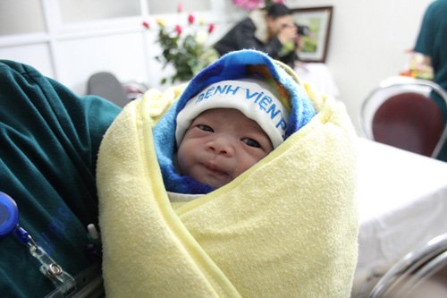 B&eacute; g&aacute;i Ch&iacute;ch B&ocirc;ng cũng l&agrave; một trong những em b&eacute; sinh v&agrave;o thời khắc giao thừa của năm mới B&iacute;nh Th&acirc;n 2016