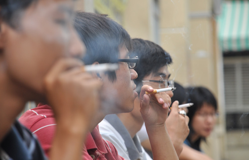 Nghịch l&yacute;: C&agrave;ng ngh&egrave;o c&agrave;ng th&iacute;ch h&uacute;t thuốc l&aacute;