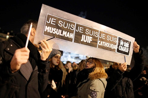 Biểu t&igrave;nh k&ecirc;u gọi sự b&igrave;nh đẳng giữa c&aacute;c t&ocirc;n gi&aacute;o ở Ph&aacute;p. Ảnh: Reuters