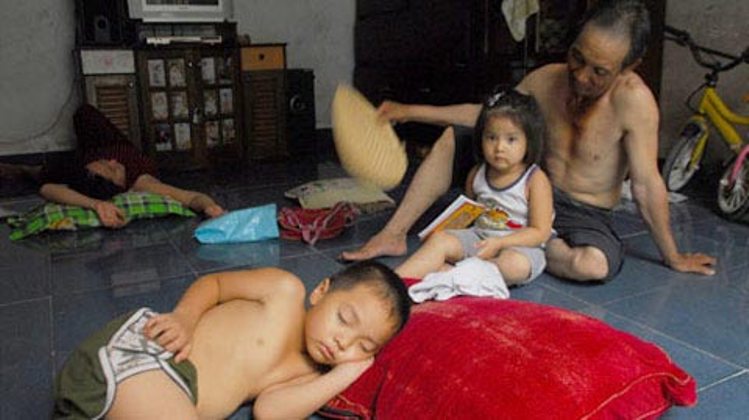 Mất điện, mọi sinh hoạt của người dân bị xáo trộn. Mất điện, mọi sinh hoạt của người dân bị xáo trộn.