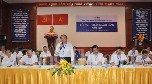 &Ocirc;ng Nguyễn Văn L&yacute; - Ph&oacute; Tổng gi&aacute;m đốc EVNHCMC giải đ&aacute;p &yacute; kiến của kh&aacute;ch h&agrave;ng tại hội nghị &lsquo;Tri &acirc;n kh&aacute;ch h&agrave;ng&rsquo;