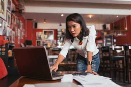 M&aacute;y t&iacute;nh bảng M&aacute;y t&iacute;nh bảng c&oacute; diện t&iacute;ch bề mặt lớn hơn rất nhiều so với điện thoại, cho n&ecirc;n số lượng vi khuẩn tr&ecirc;n đ&oacute; cũng nhiều hơn. Chuy&ecirc;n gia nghi&ecirc;n cứu của Anh sau khi đo lượng ph&aacute;t hiện, tr&ecirc;n bề mặt m&aacute;y t&iacute;nh bảng chứa 600 tụ cầu v&agrave;ng.