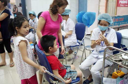 vắc xin miễn ph&iacute;, Cục Y tế dự ph&ograve;ng, vắc xin sởi, rubella, sốc thuốc, phản ứng thuốc