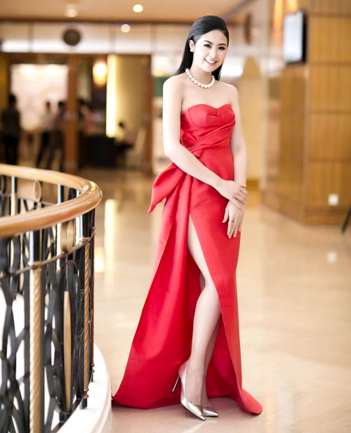 Ngọc Hân hóa quý cô kiều diễm, nổi bật cùng đầm đỏ cúp ngực kết hợp xẻ tà lệch bên đầy tinh tế. Ngọc Hân hóa quý cô kiều diễm, nổi bật cùng đầm đỏ cúp ngực kết hợp xẻ tà lệch bên đầy tinh tế.